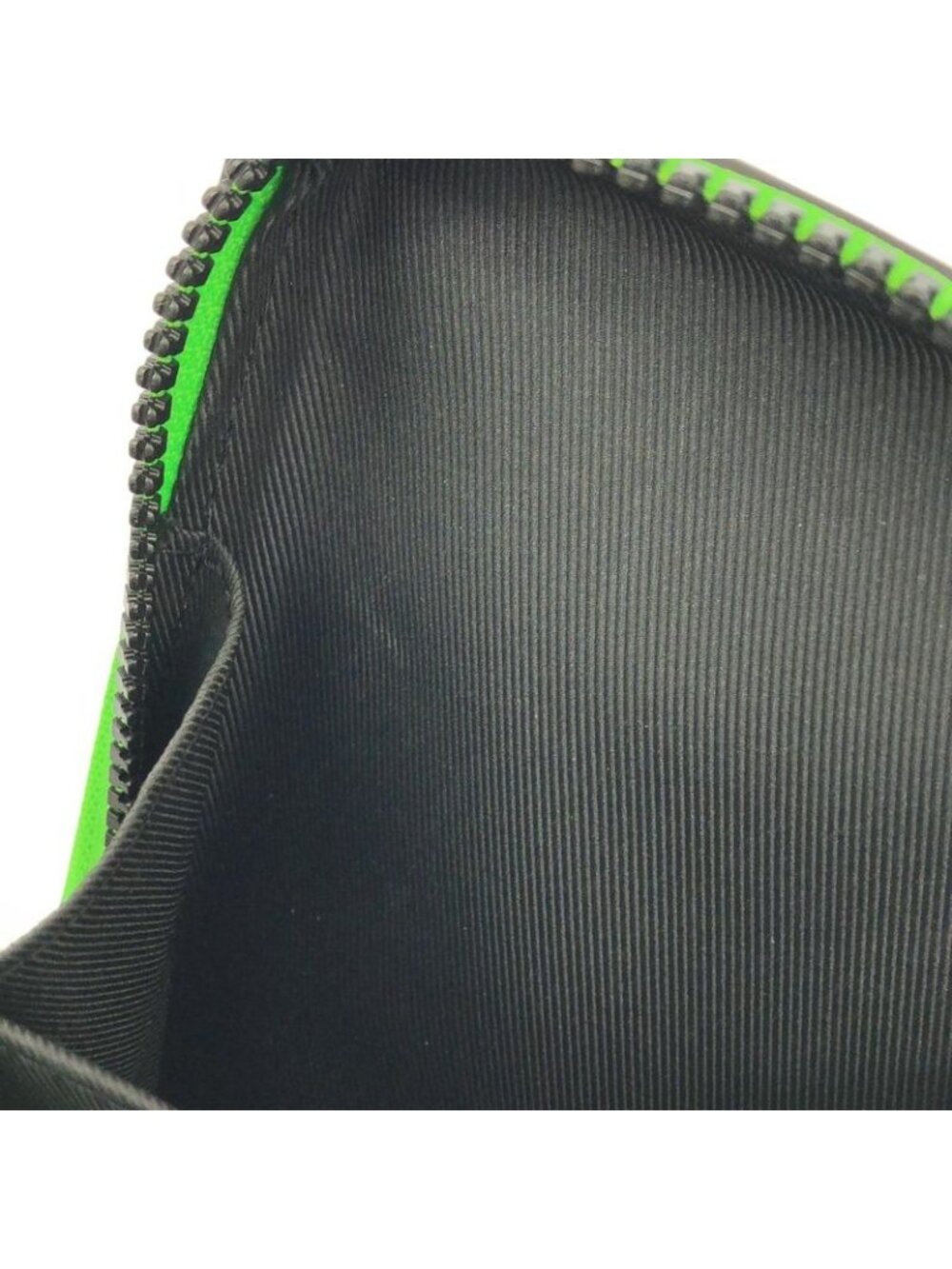 Louis Vuitton Monogram Soft Trunk Phone Box - Picture 10 of 10